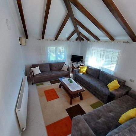 בראט Guest House Ilir מראה חיצוני תמונה