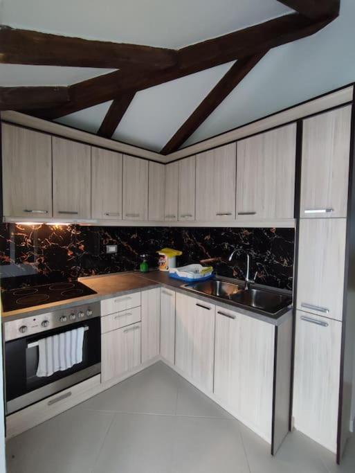 בראט Guest House Ilir מראה חיצוני תמונה