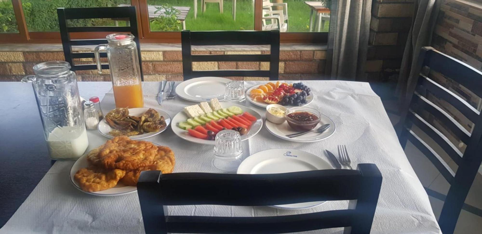 בראט Guest House Ilir מראה חיצוני תמונה