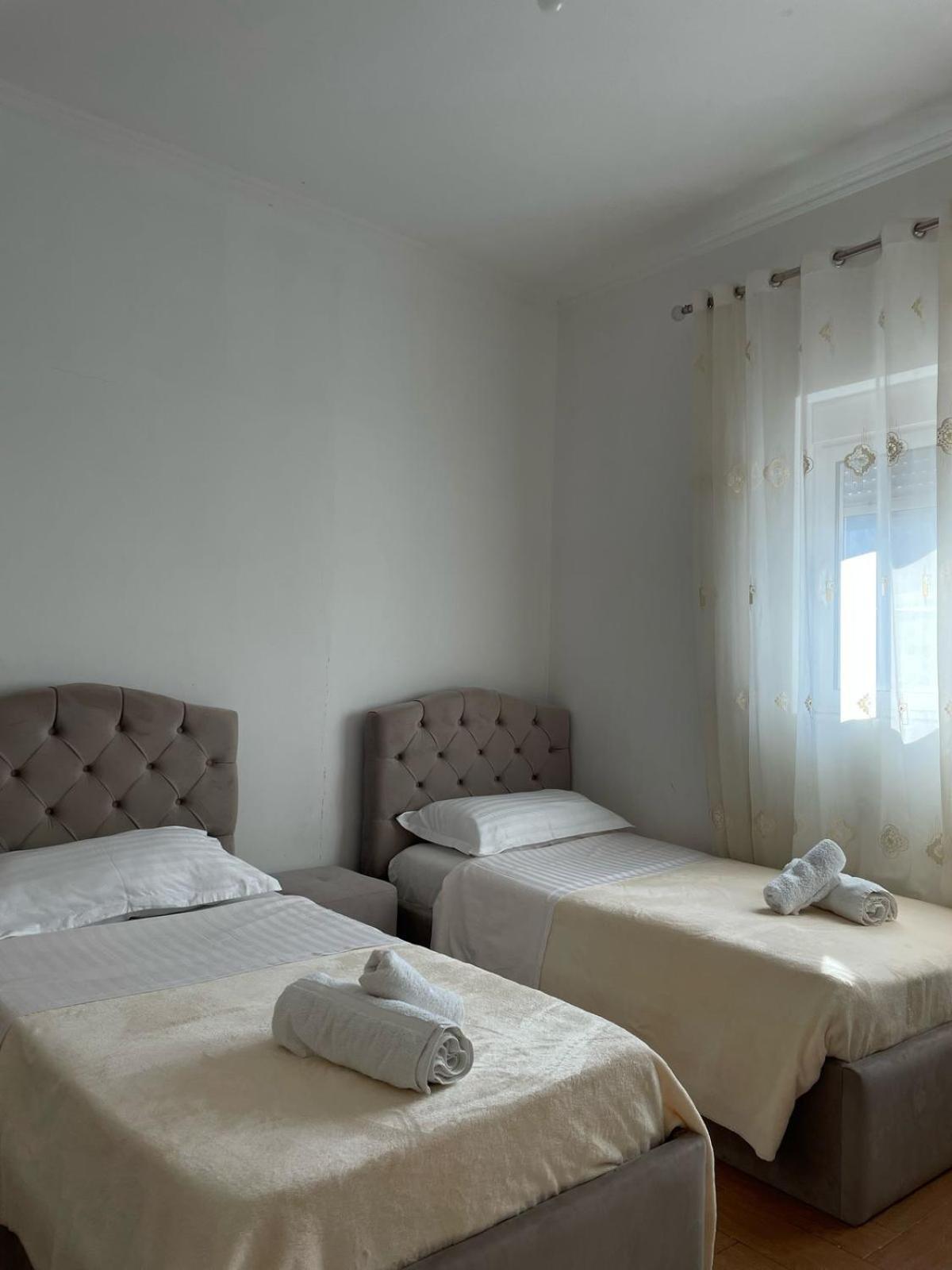 בראט Guest House Ilir מראה חיצוני תמונה