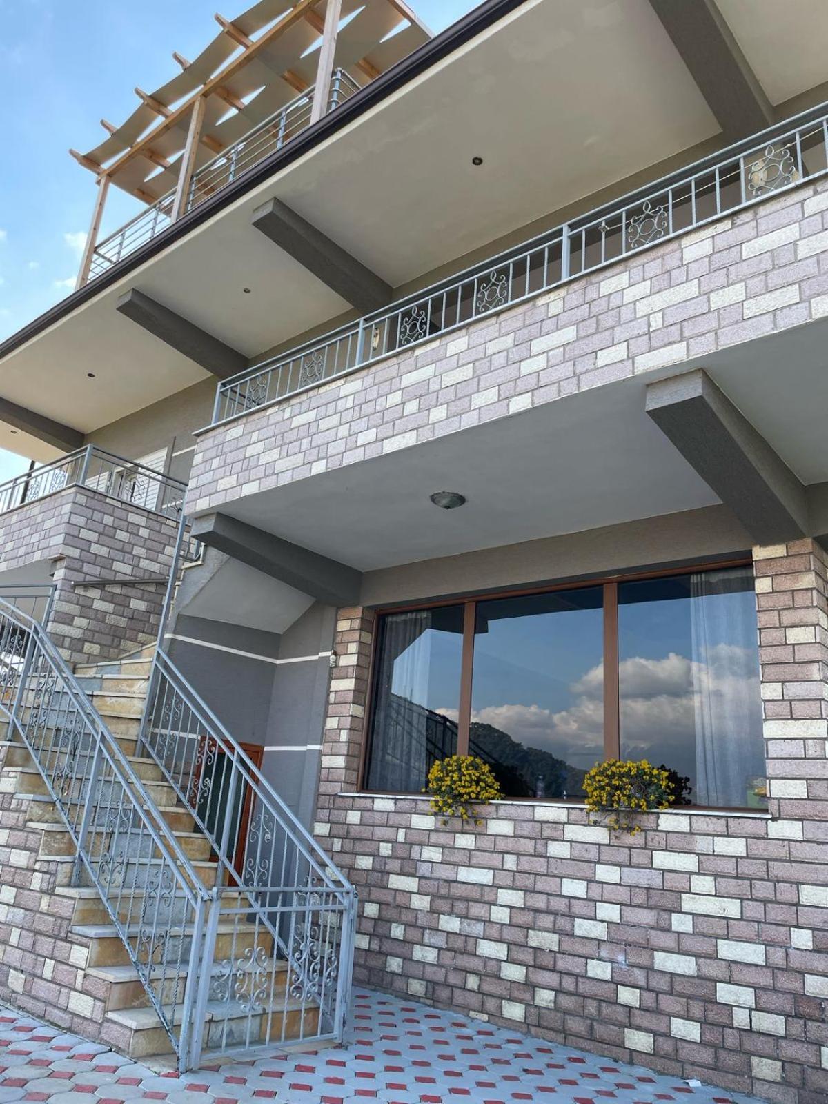 בראט Guest House Ilir מראה חיצוני תמונה