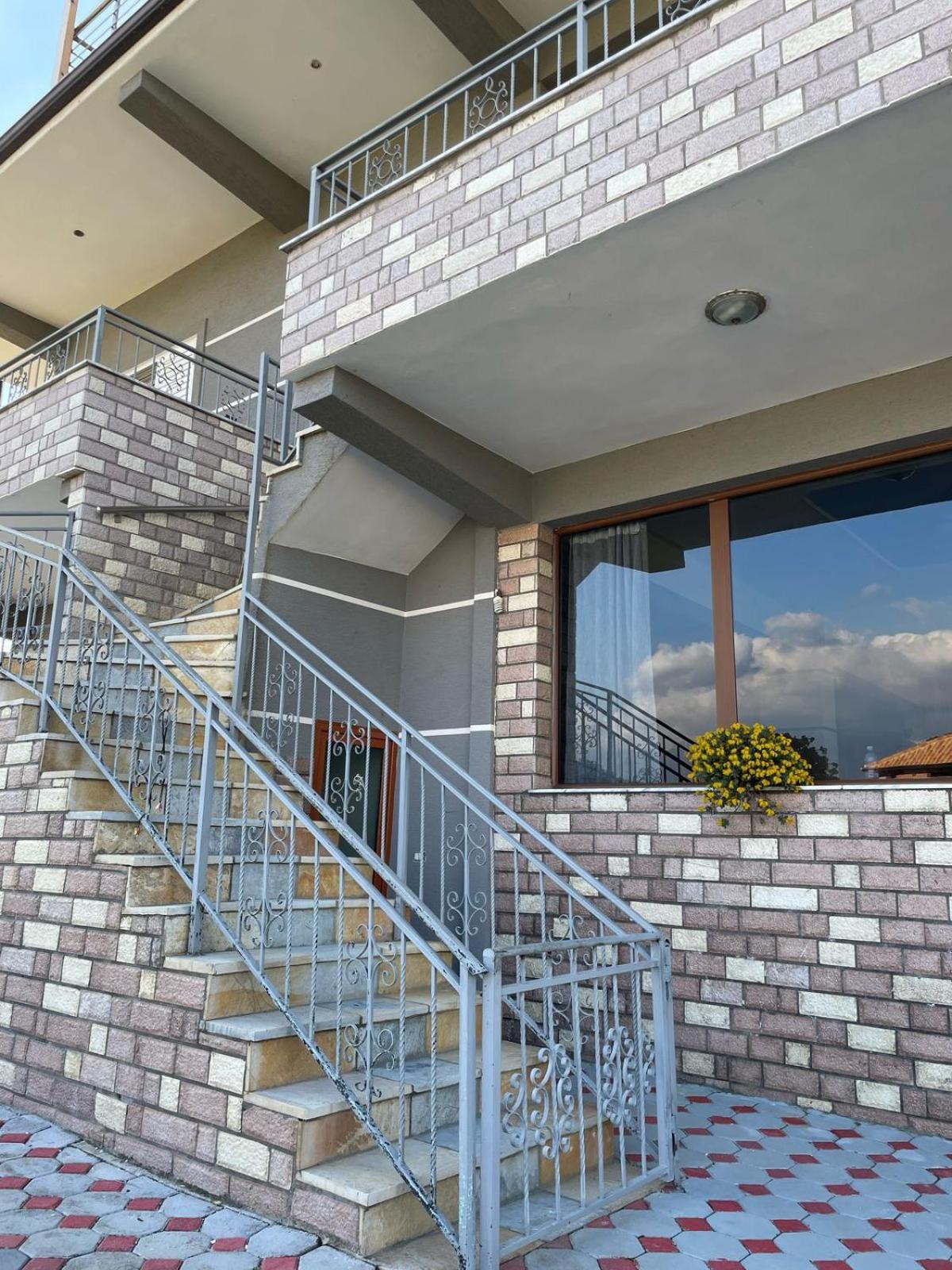 בראט Guest House Ilir מראה חיצוני תמונה